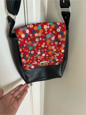 Needle vs thread Floral Patchwork Crossbody Bag - Black with Red Floral Flap
